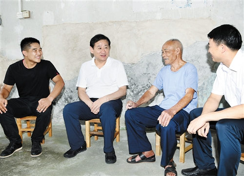 王小东走访慰问困难党员和老党员